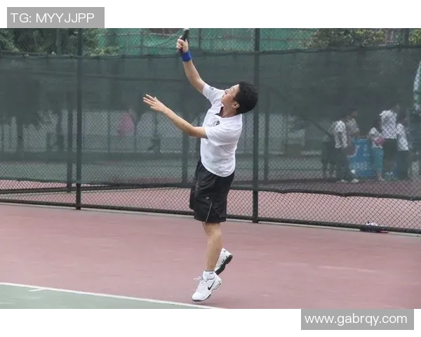 杨伟独家分享网球心得与技巧助你提升球技的秘诀与经验