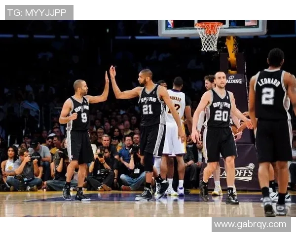 吉诺比利与湖人对决的经典瞬间回顾与战术分析