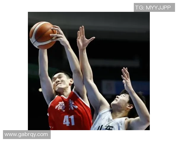 山东男篮迎战广东宏远全力争胜展现球队实力与斗志