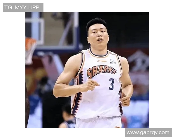 李根：从篮球场上的闪耀明星到生活中的坚韧奋斗者