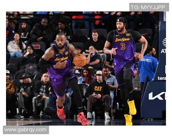 湖人对快船的激烈对决分析与赛季前景展望 湖人对快船的激烈对决分析与赛季前景展望