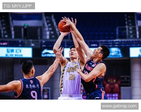 甘冈与利文斯激战正酣谁能在这场较量中笑到最后