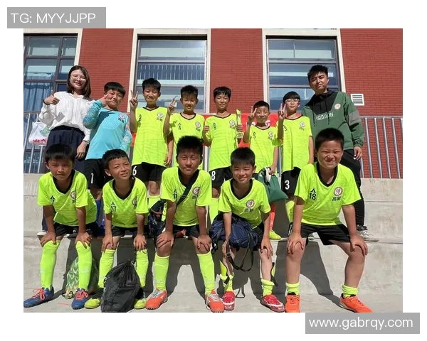 跟特队与基辅迪纳摩的激烈对决展现足球魅力与团队精神 跟特队与基辅迪纳摩的激烈对决展现足球魅力与团队精神